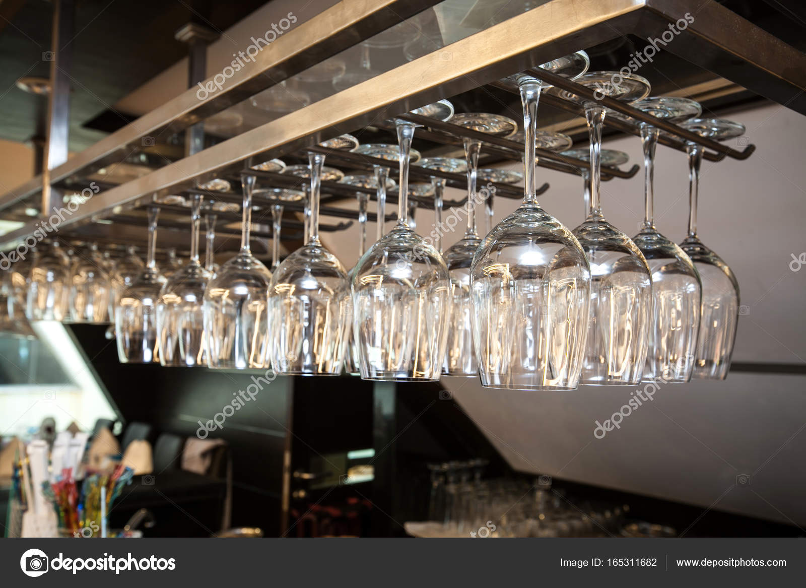 Bicchieri di vino a mensola sopra un bar scaffale in ristorante ... Mensole per bar prezzo