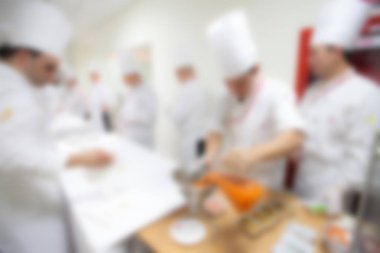 Şef otel ya da Restoran mutfak pişirme bulanık arka plan