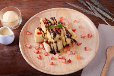 Ekmek, çilek Çilek, karamel olan tatlı yakın çekim