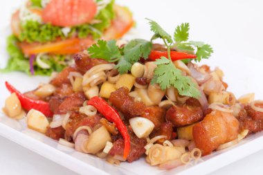 Tayland gıda, kızarmış domuz eti beyaz arka plan üzerinde otlar.