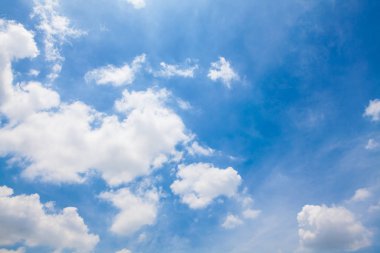 arka plan mavi gökyüzünde bulut ile