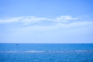 Deniz manzarası. Sakin deniz mavi gökyüzü.
