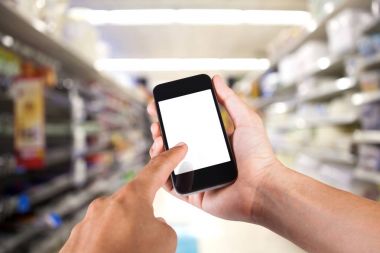 Smartphone beyaz ekran tutucu yandan raflara kullanan kişi