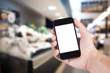 Smartphone beyaz ekran sahibi el ile Pazar kullanan kişi 
