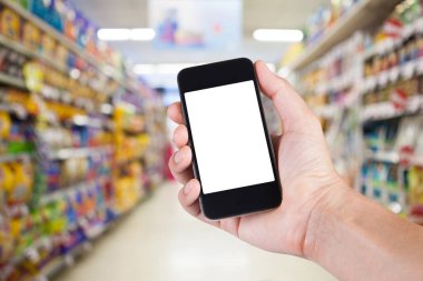 Smartphone beyaz ekran tutucu yandan raflara kullanan kişi