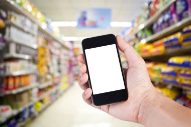 Smartphone beyaz ekran tutucu yandan raflara kullanan kişi