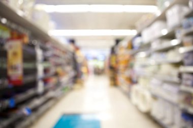Süpermarket alışveriş merkezinde arka plan bulanık.