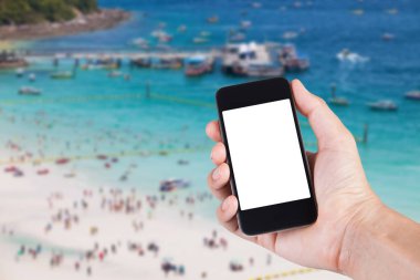 Smartphone beyaz ekran sahibi el ile bulanık kullanan kişi 
