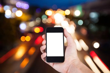 Smartphone beyaz ekran sahibi el ile bulanık kullanan kişi 