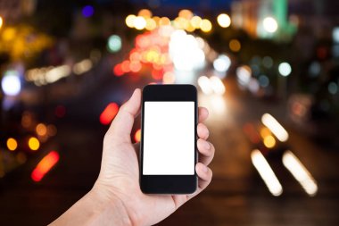 Smartphone beyaz ekran sahibi el ile bulanık kullanan kişi 