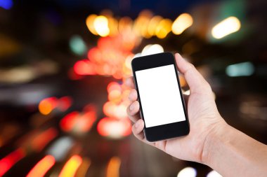 Smartphone beyaz ekran sahibi el ile bulanık kullanan kişi 