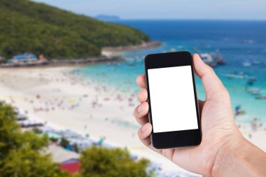 Smartphone beyaz ekran sahibi el ile bulanık kullanan kişi 