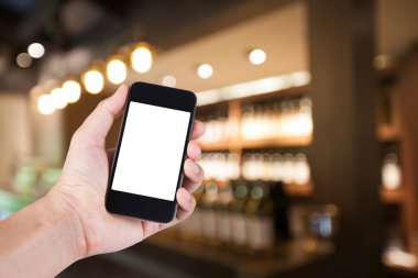 Smartphone beyaz ekran sahibi el ile bulanık kullanan kişi 