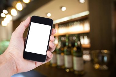 Smartphone beyaz ekran sahibi el ile bulanık kullanan kişi 
