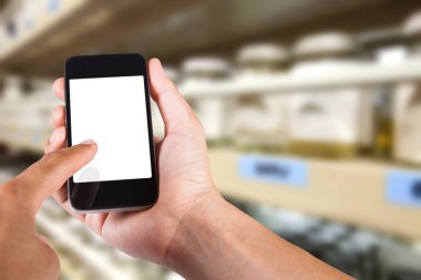 Smartphone beyaz ekran sahibi el ile bulanık kullanan kişi 