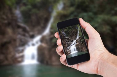 Smartphone beyaz ekran sahibi el ile bulanık kullanan kişi 