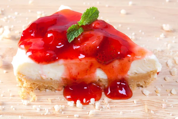 Ahşap masa üzerinde ahşap plaka üzerinde çilek pasta kadar kapatın.