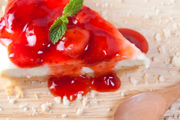 Ahşap masa üzerinde ahşap plaka üzerinde çilek pasta kadar kapatın.