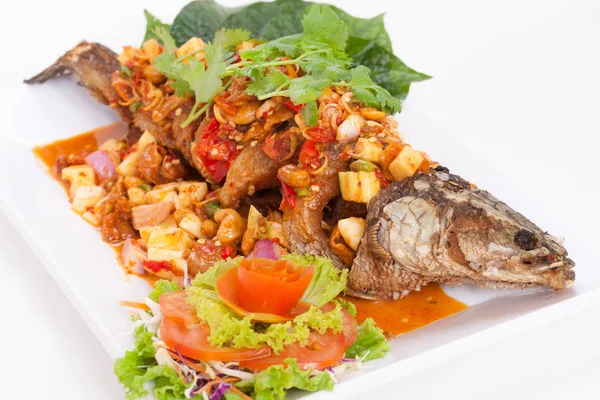 Derin kızarmış yılanbaşı balık bitki ve beyaz bac üzerinde baharatlı sos ile