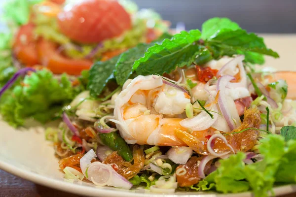 Tay gıda, baharatlı karides salatası restaura üzerinde ahşap masa üzerinde yakından