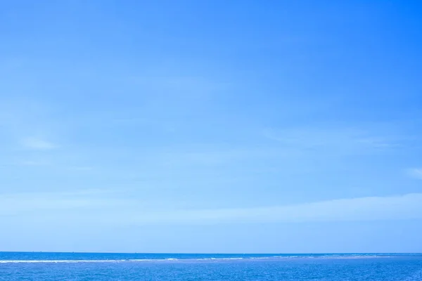 Paisaje marino. Cielo azul con mar tranquilo . —  Fotos de Stock