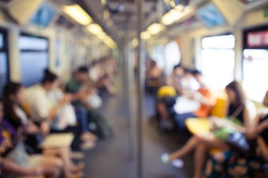 Bulanık arka plan içinde büyük şehirde skytrain-yolcu.