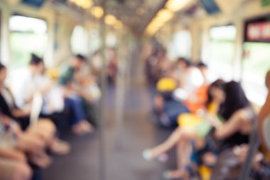 Bulanık arka plan içinde büyük şehirde skytrain-yolcu.