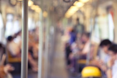 Bulanık arka plan içinde büyük şehirde skytrain-yolcu.