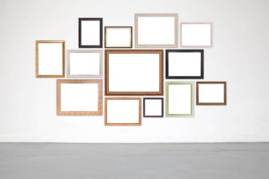 Klasik çerçeve Beyaz çimento üzerinde duvar showroom ve Galeri.