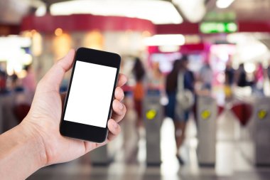 Smartphone beyaz ekran sahibi el blurre ile kullanan kişi