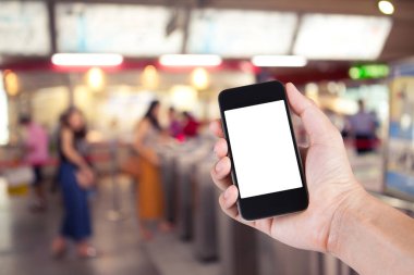 Smartphone beyaz ekran sahibi el blurre ile kullanan kişi