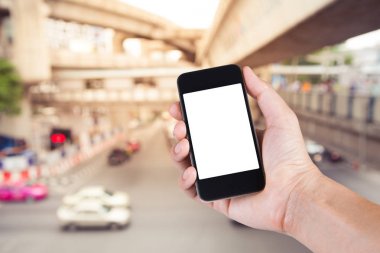 Smartphone beyaz ekran sahibi el ile bulanık kullanan kişi