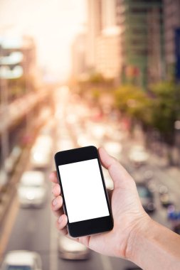 Smartphone beyaz ekran sahibi el ile bulanık kullanan kişi
