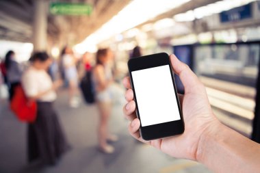 Smartphone beyaz ekran tutucu yandan birçok kişi geçit büyük şehirde yürürken ile kullanan kişi.