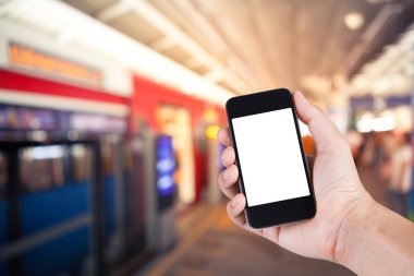 Smartphone beyaz ekran tutucu yandan birçok kişi geçit büyük şehirde yürürken ile kullanan kişi.