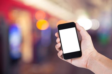 Smartphone beyaz ekran tutucu yandan birçok kişi geçit büyük şehirde yürürken ile kullanan kişi.