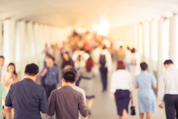 Bulanık arka plan birçok insanın gökyüzünde vintage renk stili ile büyük şehirde yürürken.