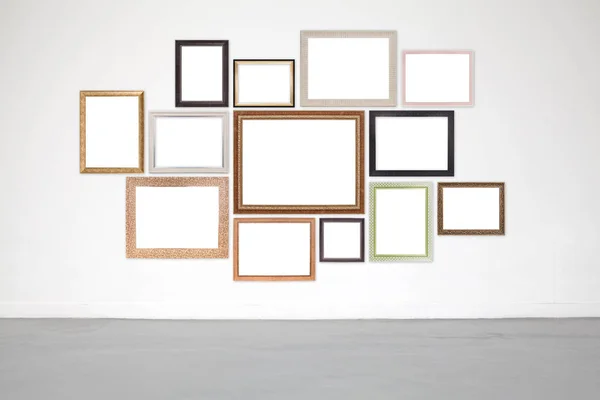 Klasik çerçeve Beyaz çimento üzerinde duvar showroom ve Galeri.