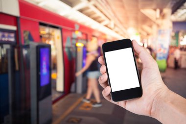 Smartphone beyaz ekran tutucu yandan birçok kişi geçit büyük şehirde yürürken ile kullanan kişi.