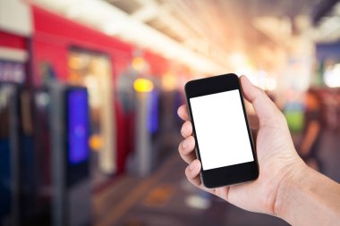 Smartphone beyaz ekran sahibi el blurre ile kullanan kişi