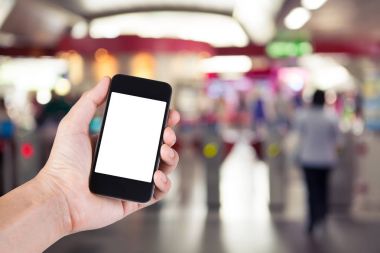 Smartphone beyaz ekran sahibi el blurre ile kullanan kişi