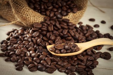 kahve çekirdeği tahta kaşık ile kahve çekirdeği yığını üzerinde kapatın