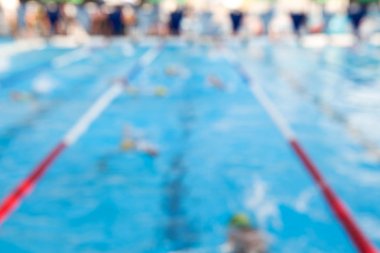 Öğrenci Yüzme yarış yüzme havuzunda bulanık arka plan.