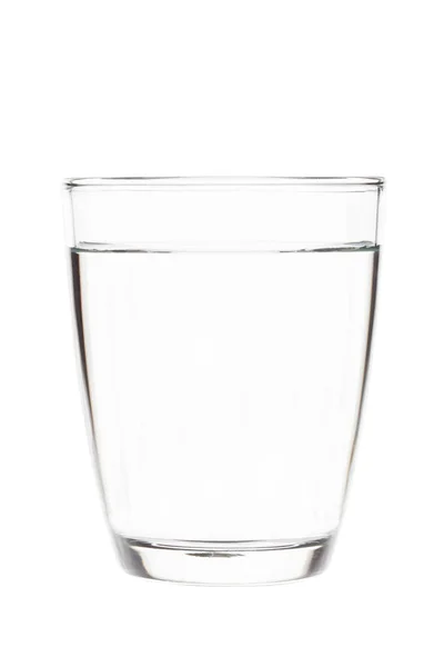 Вода в прозорому склі ізольована на білому тлі з відсіканням — стокове фото