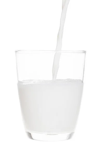 Наливання молока в прозоре скло ізольовано на білому тлі з cl — стокове фото