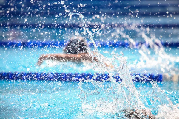 A splash csepp víz, úszás faj elmosódott háttér. — Stock Fotó