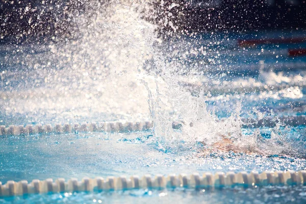 Fondo borroso de agua salpicada en la carrera de natación . — Foto de Stock