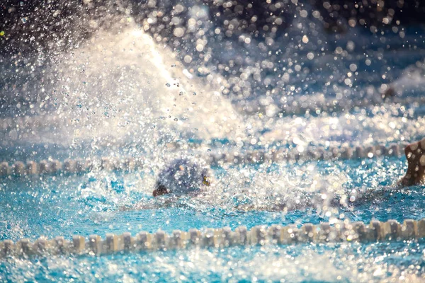 A splash csepp víz, úszás faj elmosódott háttér. — Stock Fotó