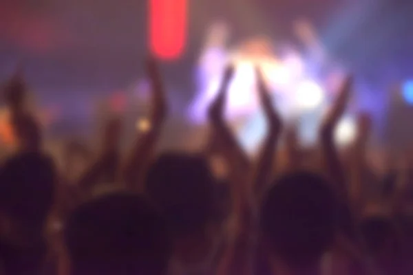 Rozmazaný obraz pozadí mnoha koncertu publikum v velkým kamenem kon — Stock fotografie