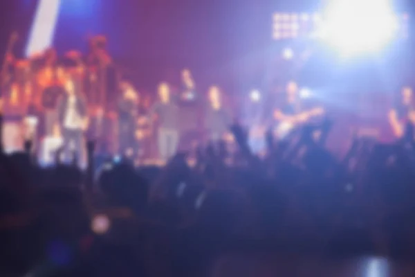 Immagine sfocata sfondo di molti concerto pubblico in grande rock con — Foto Stock